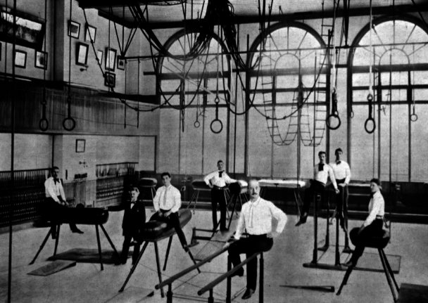 foto antigua de un gimnasio